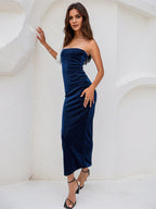 Vestido tubo azul marino de satén sin mangas, con escote off-shoulder y largo hasta el tobillo