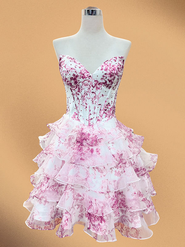Vestido de baile estilo homecoming em tule com saia em camadas, sem alças, corte A e decote coração com estampa floral
