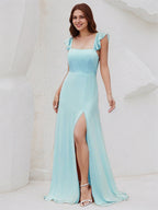 Vestido de dama de honor azul cielo de gasa en línea A con escote cuadrado, sin mangas y volantes, largo hasta el suelo