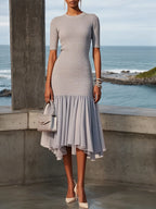 Robe midi sirène grise en maille asymétrique avec col rond et manches mi-longues