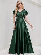 Grünes Satin A-Linien V-Ausschnitt bodenlanges Brautjungfernkleid mit Rüschen