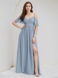 Vestido de madrinha azul claro em chiffon corte evasê com alças finas e mangas com babados, comprimento até o chão