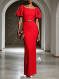 Rotes Spitzen-Klassisches Bootsausschnitt-Kurzarmpuffärmel-Sheath-Maxikleid