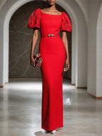 Rotes Spitzen-Klassisches Bootsausschnitt-Kurzarmpuffärmel-Sheath-Maxikleid
