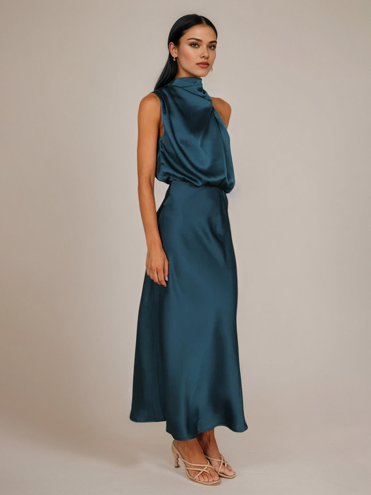 Robe de demoiselle d'honneur en satin bleu sarcelle, coupe fourreau/colonne, col montant, sans manches, longueur cheville