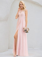 Abito da damigella rosa tenue a linea A con scollo rotondo, pizzo e chiffon lungo fino a terra