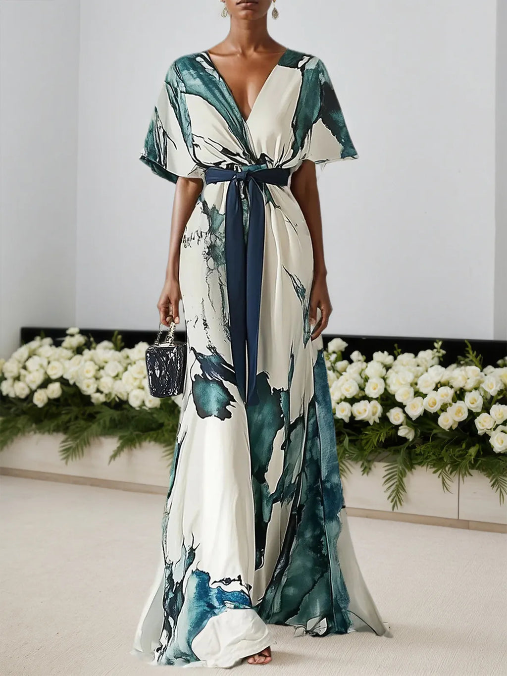 Vestido longo azul com estampa, chiffon, decote em V, mangas curtas e modelo evasê