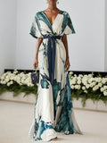 Vestido longo azul com estampa, chiffon, decote em V, mangas curtas e modelo evasê