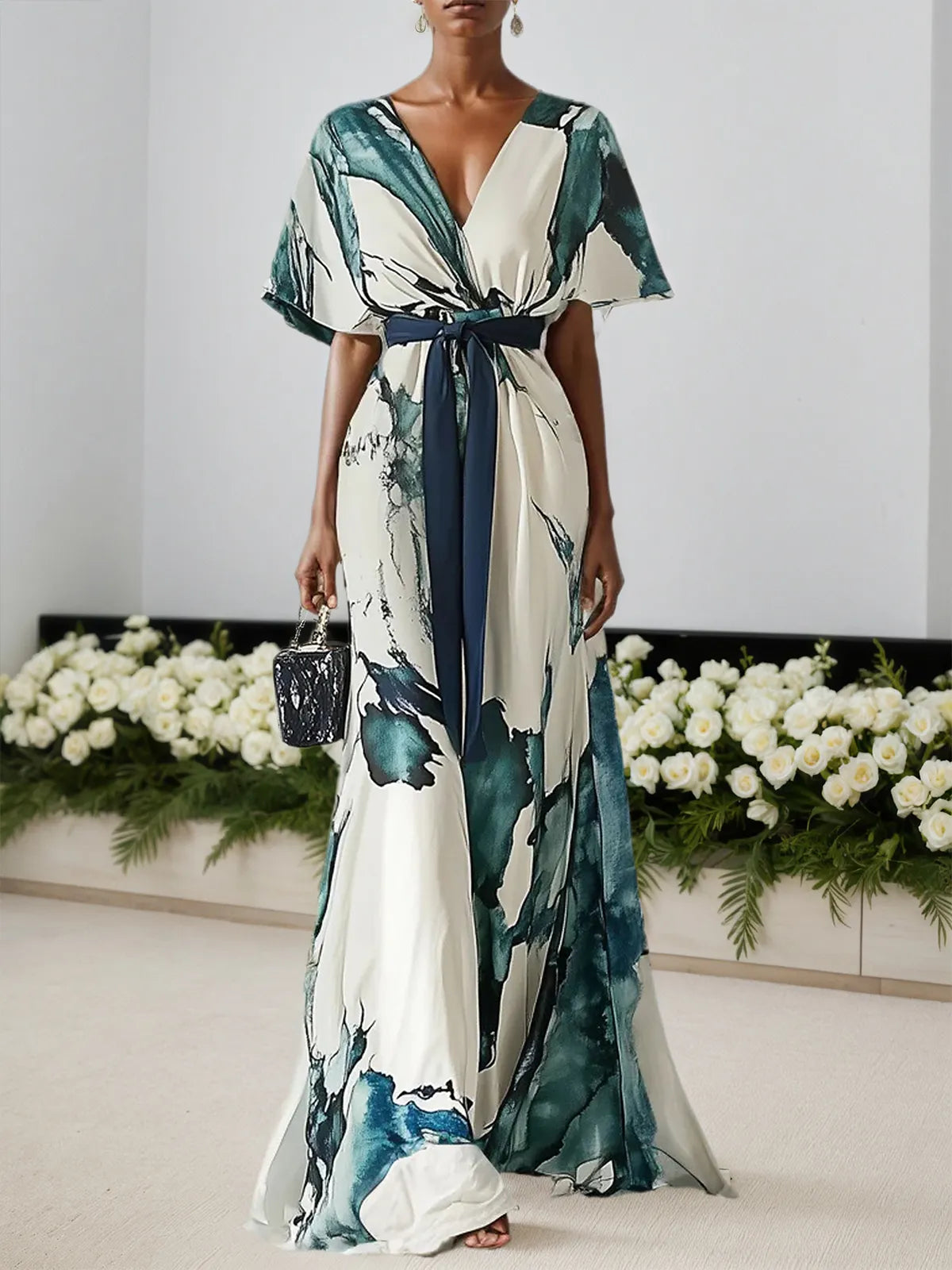 Vestido longo azul com estampa, chiffon, decote em V, mangas curtas e modelo evasê