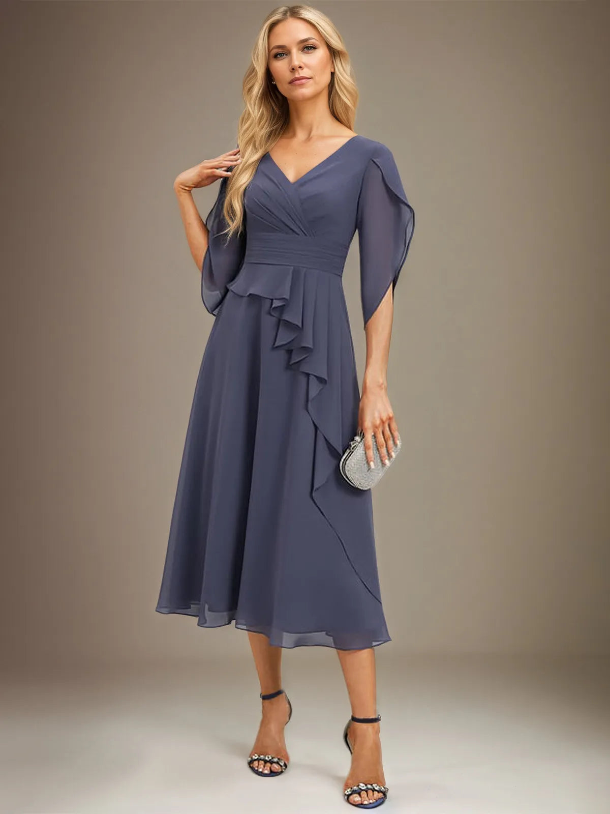 A-Linie V-Ausschnitt Tee-Länge Chiffon Kleid für die Brautmutter mit Plisseefalten
