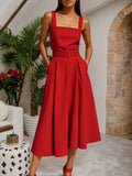 Abito midi rosso con scollo quadrato, senza maniche, linea ad A