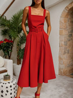 Abito midi rosso con scollo quadrato, senza maniche, linea ad A