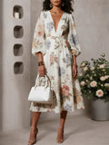 Vestido midi branco em chiffon floral, decote em V, mangas longas bufantes, corte A