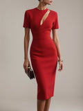 Vestido rojo de corte columna de crepé elástico con escote redondo y mangas cortas, largo hasta la media pierna