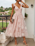 Vestido midi A-line rosa claro com estampa floral, babados, decote clássico em V, sem mangas e mangas com babados