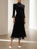 Vestido largo de terciopelo negro línea A con cuello alto de cuentas y mangas tres cuartos