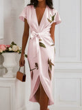 Vestido midi justo rosa de cetim com estampa floral, decote em V e mangas curtas tipo capa