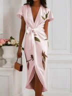 Vestido midi justo rosa de cetim com estampa floral, decote em V e mangas curtas tipo capa