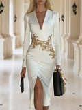Vestido midi blanco elegante y noble con escote en V, detalle en la cintura y abertura