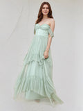 Vestido largo sin mangas de tul verde salvia en línea A con escote off-shoulder y volantes