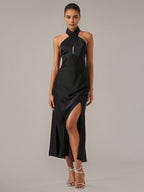 Vestido longo preto em cetim, corte tubo/coluna, decote halter e sem mangas