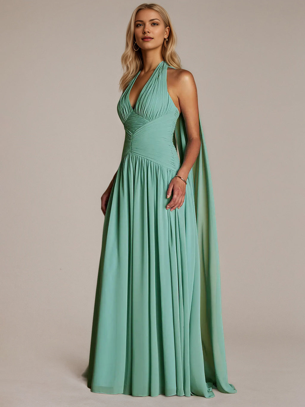 Abito verde a linea ad A in chiffon, collo halter, senza maniche, lunghezza fino al pavimento
