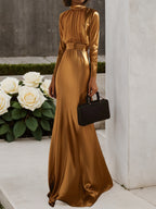 Vestido largo de satén dorado con fruncido, cuello alto y mangas largas en línea A