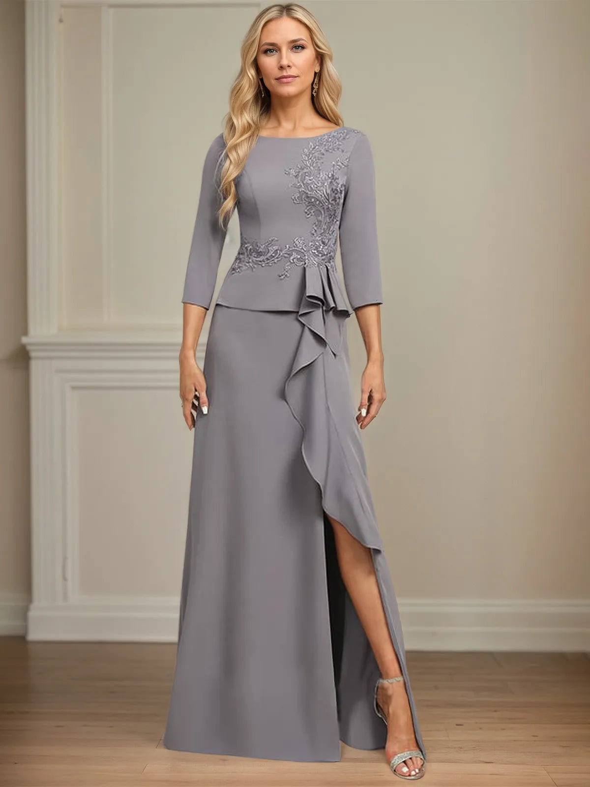 Eng anliegendes bodenlanges Kleid aus Stretch-Crêpe mit Rundhalsausschnitt, Säulenschnitt und kaskadierenden Rüschen-Applikationen