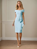 Vestido para madre de la novia azul cielo, corte tubo/columna, crepé elástico, sin mangas, escote off-shoulder y largo hasta la rodilla