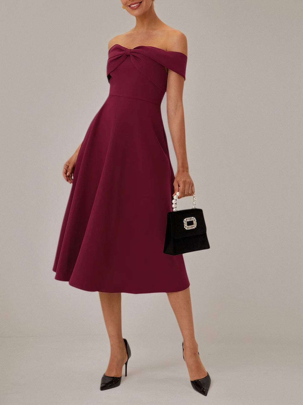 Abito a linea A color bordeaux in crepe elasticizzato senza spalline, scollatura a barca e lunghezza tea
