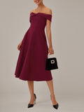 Abito a linea A color bordeaux in crepe elasticizzato senza spalline, scollatura a barca e lunghezza tea
