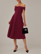 Abito a linea A color bordeaux in crepe elasticizzato senza spalline, scollatura a barca e lunghezza tea