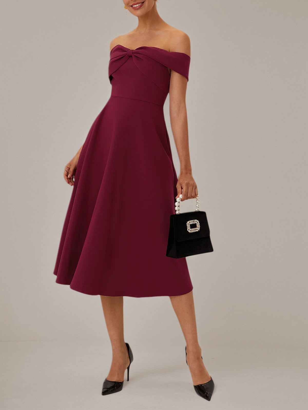 Abito a linea A color bordeaux in crepe elasticizzato senza spalline, scollatura a barca e lunghezza tea
