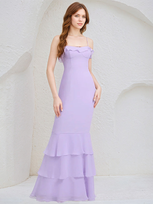 Vestido de dama de honor lila de gasa con tirantes finos, sin mangas y largo hasta el suelo con volantes en cascada