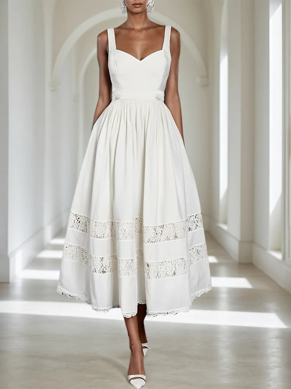 Vestido midi branco A-line sem mangas com alças finas, renda e bordados