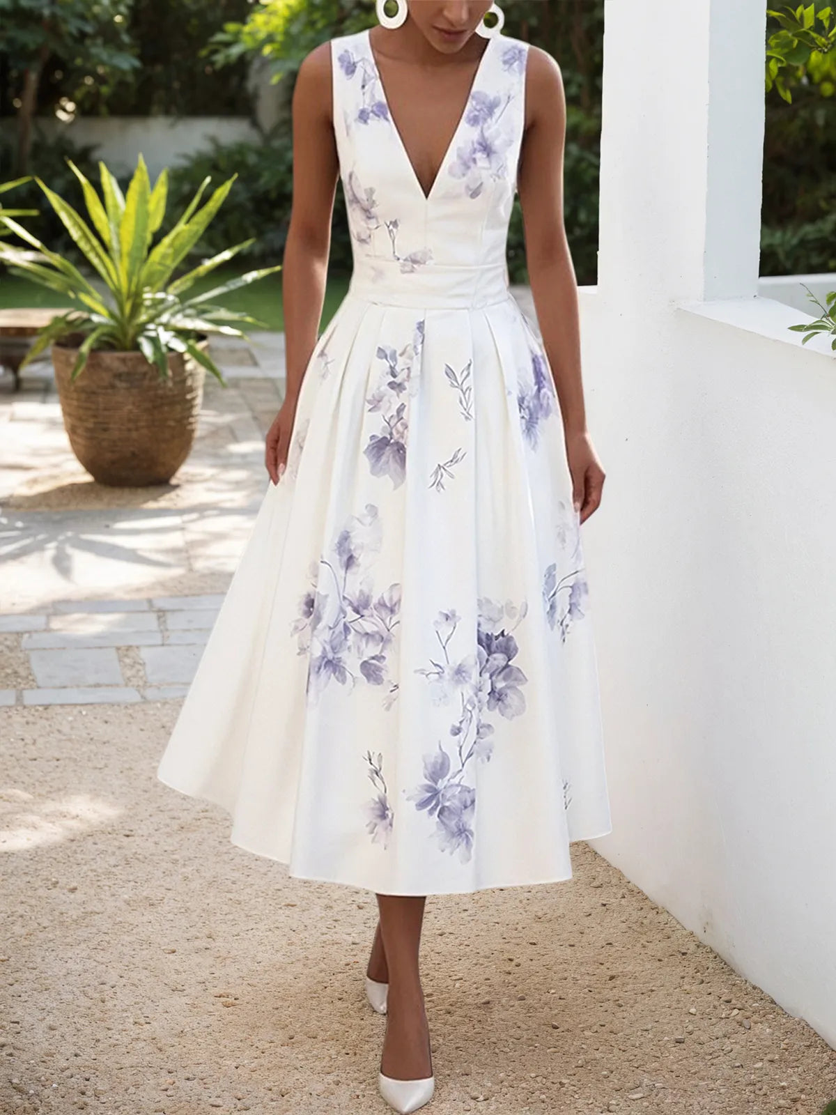 Abito midi classico a linea A bianco con motivo floreale, scollo a V e senza maniche