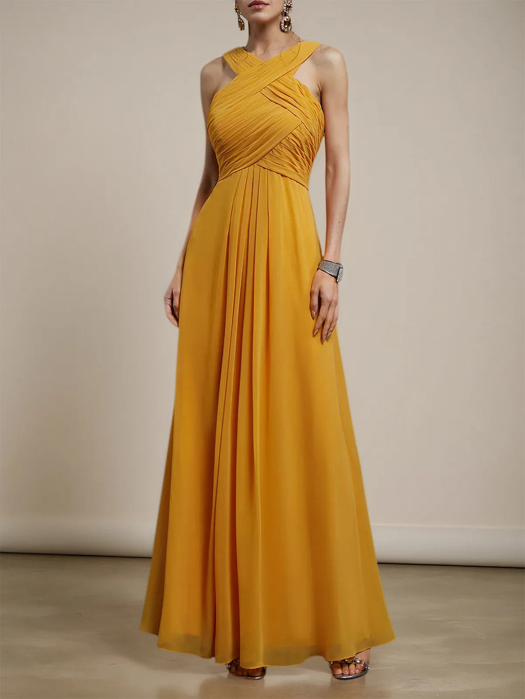 Robe maxi ligne A jaune en chiffon plissé à col croisé sans manches pour demoiselle d'honneur
