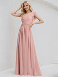 Vestido de madrinha rosa antigo de chiffon em linha A com decote em V, sem mangas, comprimento até o chão e babados