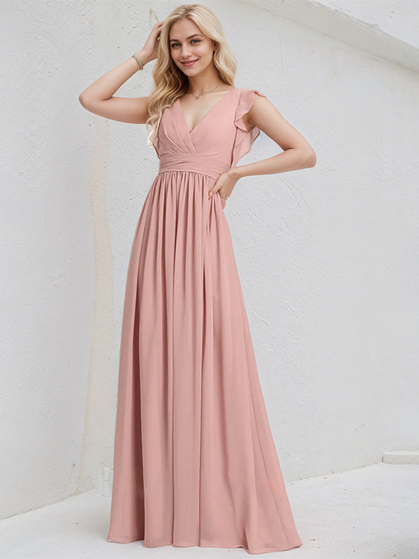 Vestido de madrinha rosa antigo de chiffon em linha A com decote em V, sem mangas, comprimento até o chão e babados