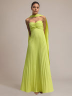 Vestido largo plisado de gasa verde con línea A, off shoulder y sin mangas