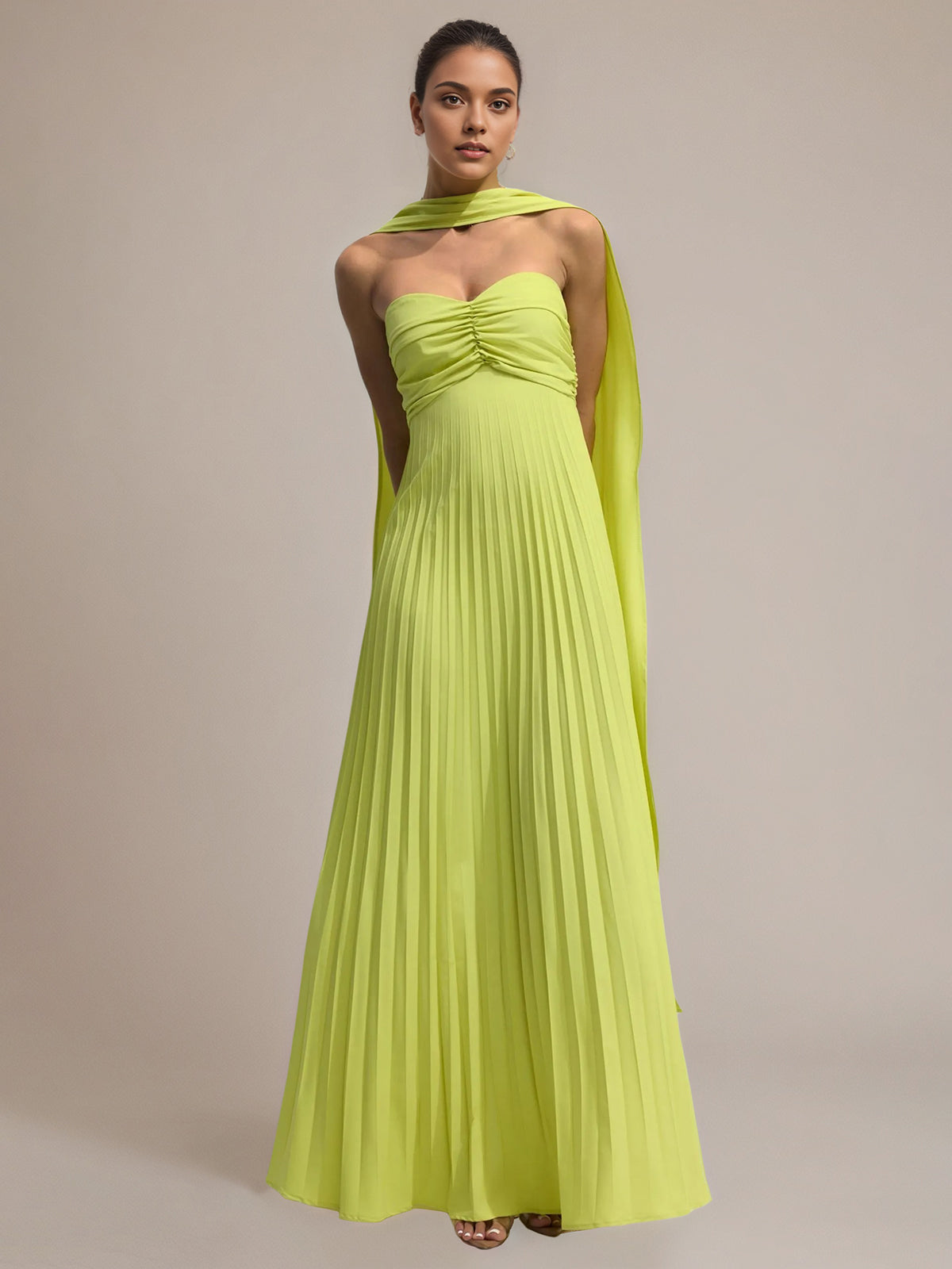 Vestido largo plisado de gasa verde con línea A, off shoulder y sin mangas