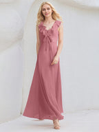 Vestido de madrinha em chiffon cor rosa deserto, em linha A, decote em V, sem mangas, comprimento até o chão com babados