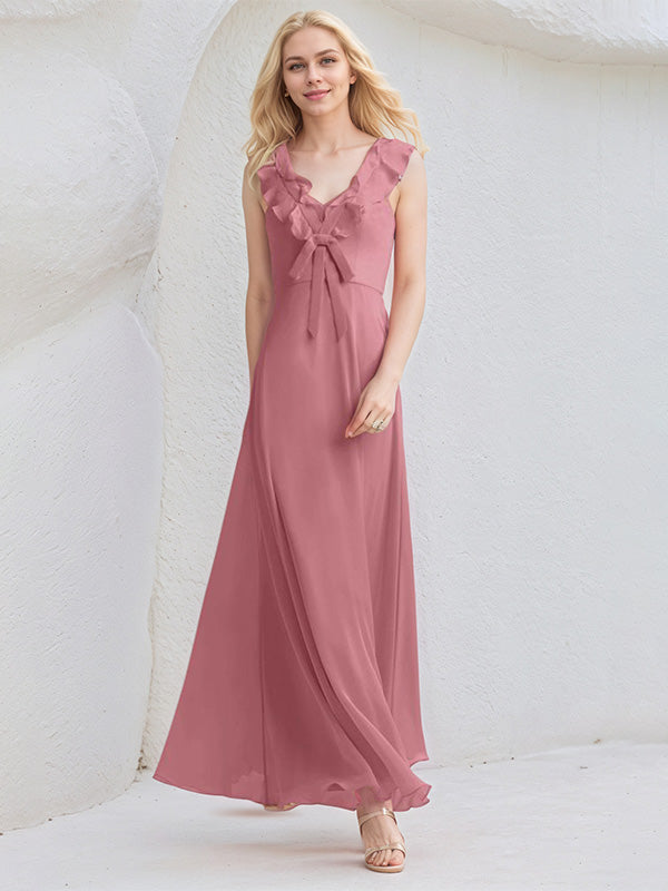Vestido de madrinha em chiffon cor rosa deserto, em linha A, decote em V, sem mangas, comprimento até o chão com babados
