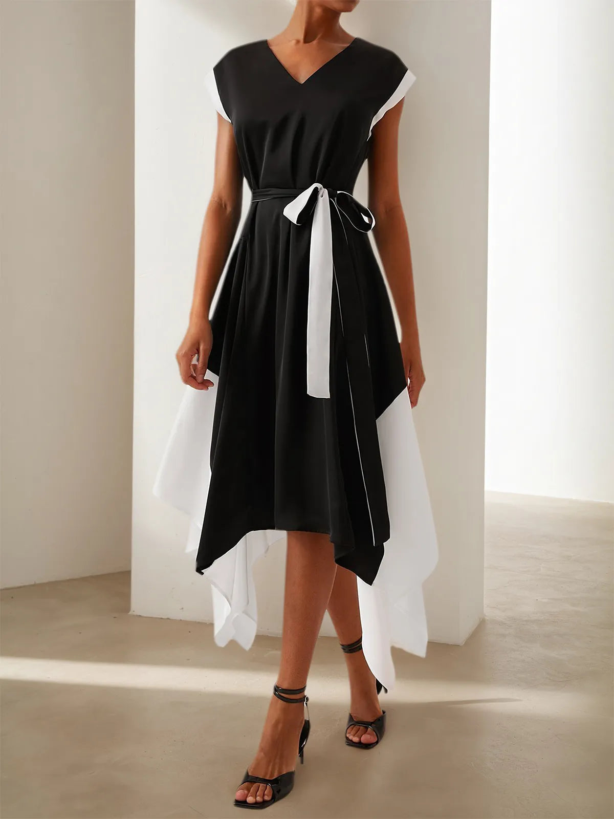 Robe midi noire, encolure en V, manches courtes, taille nouée, ligne A