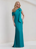 Abito azzurro acqua in chiffon, monospalla, senza maniche, lunghezza fino al pavimento con fiocco