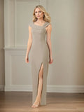Abito da madre della sposa in chiffon, linea a colonna, scollo asimmetrico, senza maniche, plissettato e lunghezza fino al pavimento