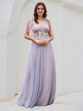 Vestido de madrinha rosa em tule, corte A, alças finas, sem mangas, comprimento até o chão, com aplicação