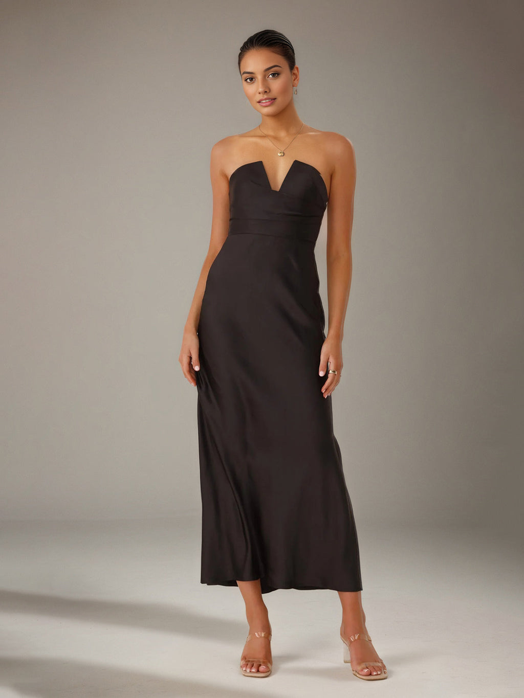 Vestido Longo Preto em Cetim Modelo Tubinho/Coluna com Decote em V e Comprimento no Tornozelo para Madrinhas