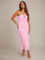 Vestido de dama de honor rosa de gasa corte columna sin mangas con escote off-shoulder hasta el tobillo con lazo
