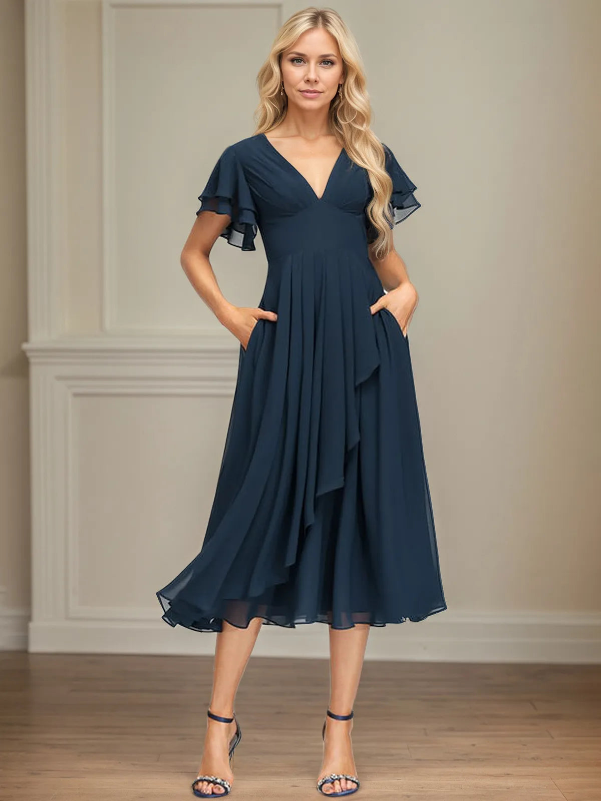 Vestido de chiffon em linha A, comprimento tea, decote em V e babados em cascata